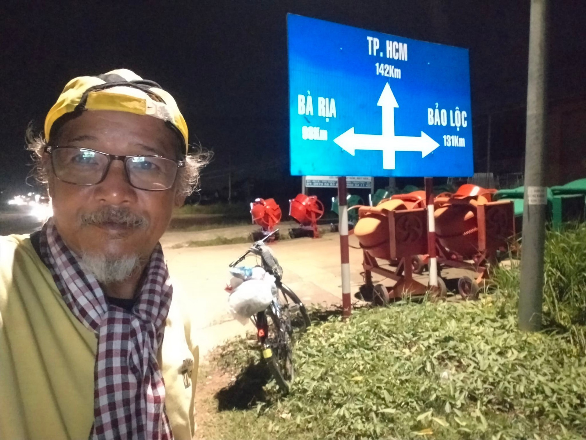 Nhà du khảo 61 tuổi một mình đạp xe 1.800km từ Bắc vào Nam: 'Đi để thấy Việt Nam mình tươi đẹp' - Ảnh 1.