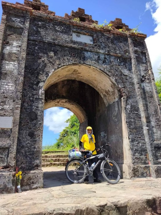 Nhà du khảo 61 tuổi một mình đạp xe 1.800km từ Bắc vào Nam: 'Đi để thấy Việt Nam mình tươi đẹp' - Ảnh 4.