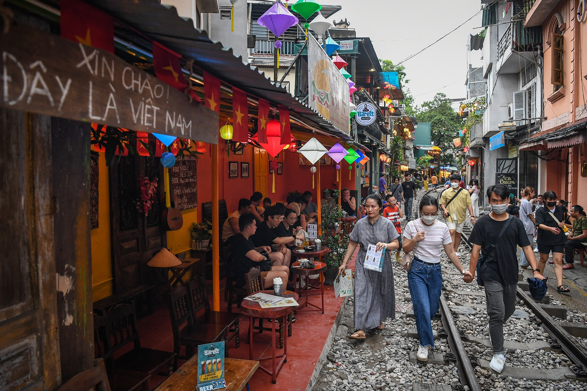 Phố cà phê đường tàu ở Hà Nội nhộn nhịp khách Tây, đông kín ngày cuối tuần - 10