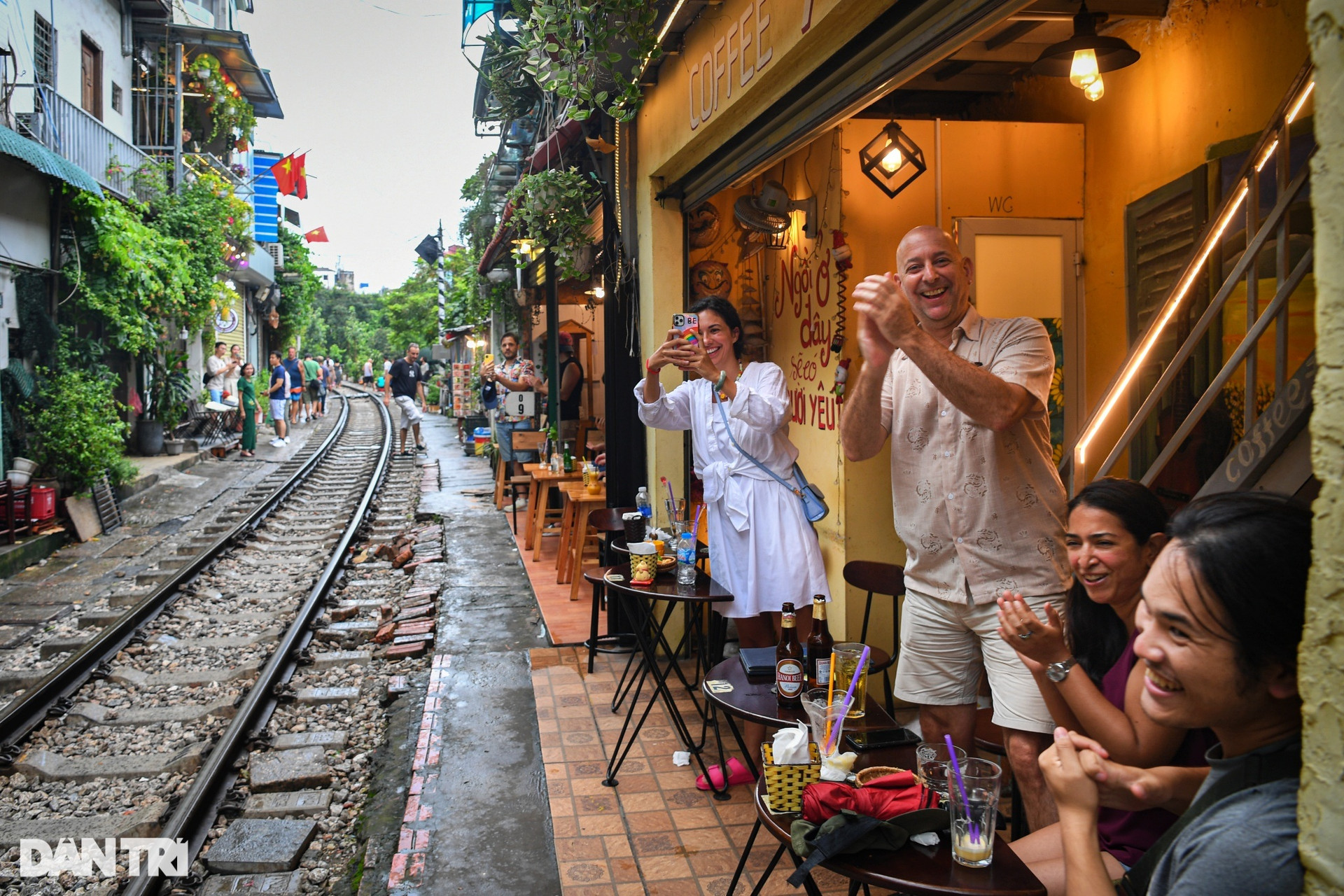 Phố cà phê đường tàu ở Hà Nội nhộn nhịp khách Tây, đông kín ngày cuối tuần - 15