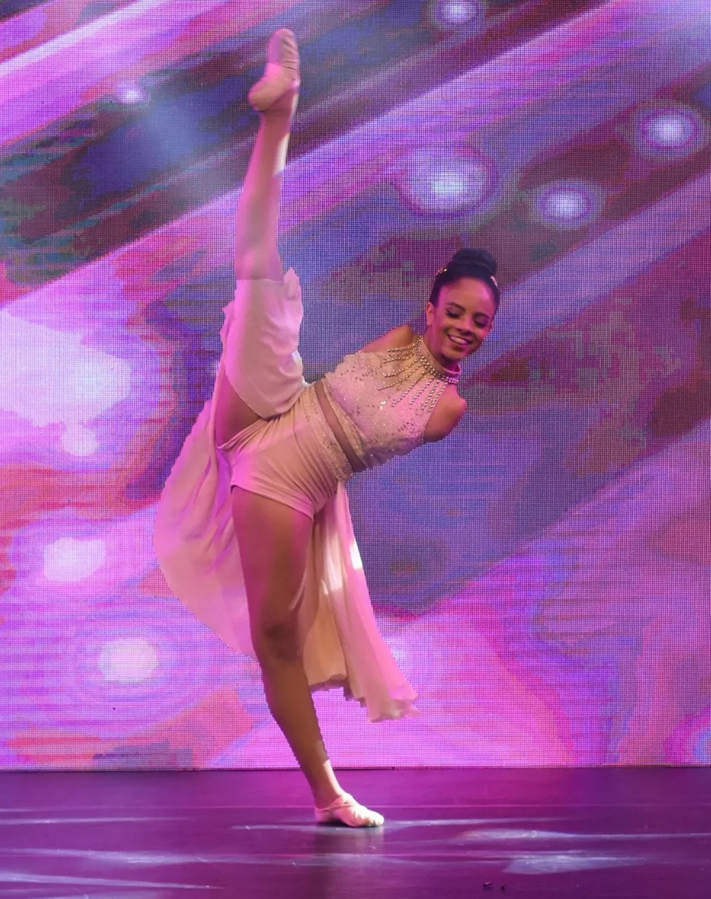 Không có 2 tay, cô gái Brazil vẫn trở thành nghệ sĩ múa ballet nổi tiếng - 1