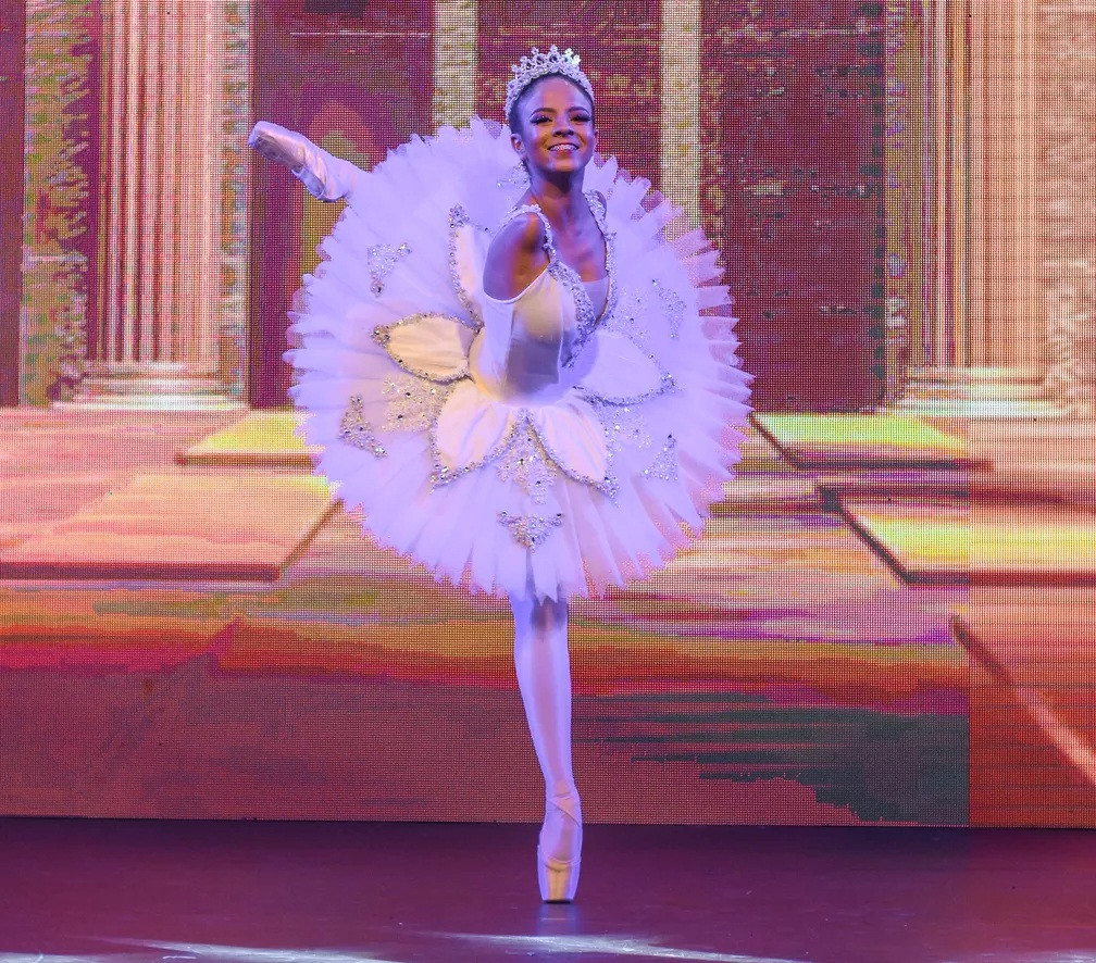 Không có 2 tay, cô gái Brazil vẫn trở thành nghệ sĩ múa ballet nổi tiếng - 2