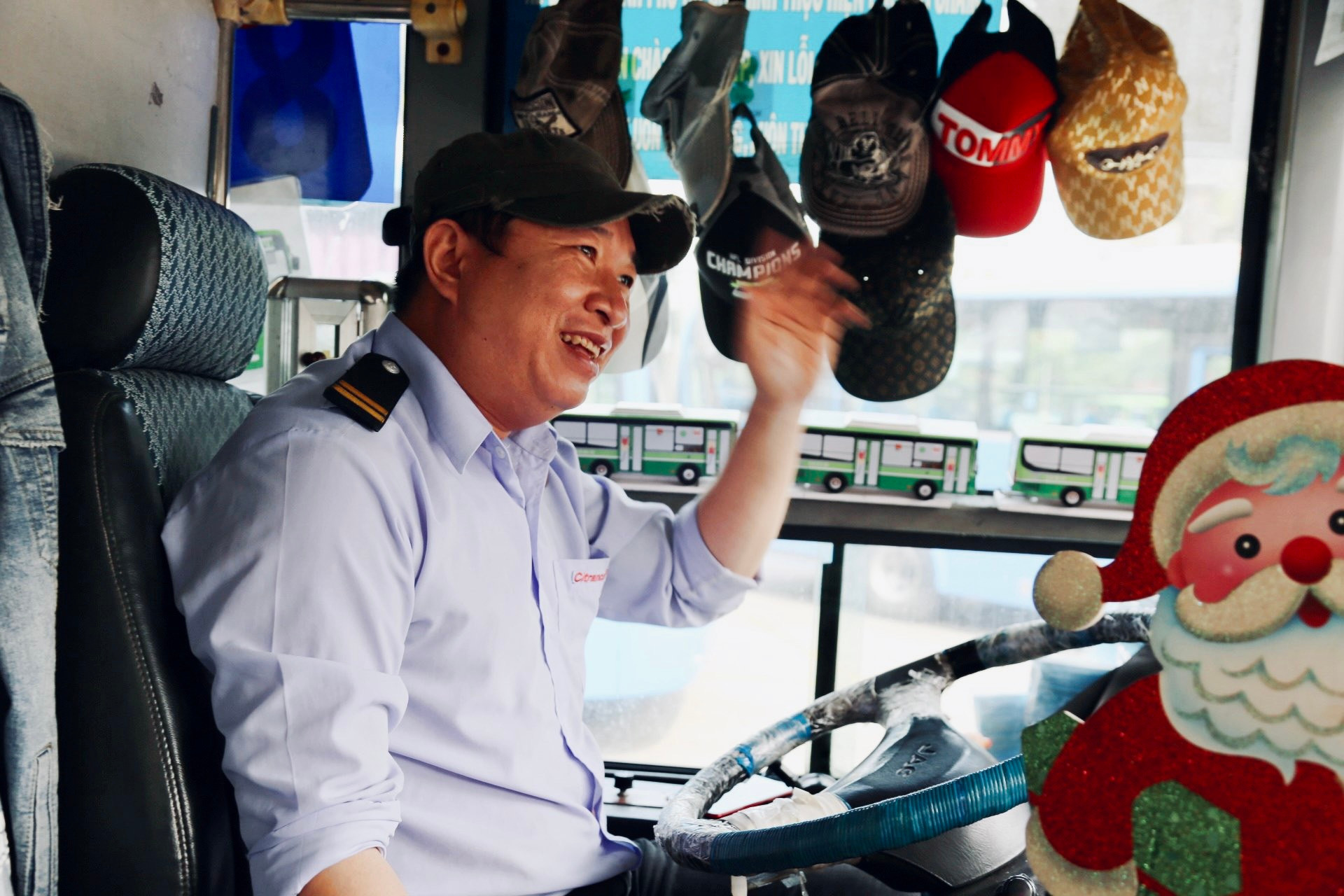 Chiếc xe buýt độc đáo ở Sài Gòn: Tài xế tự tay mua đồ trang trí Giáng sinh, đặt quà tặng hành khách - Ảnh 8.