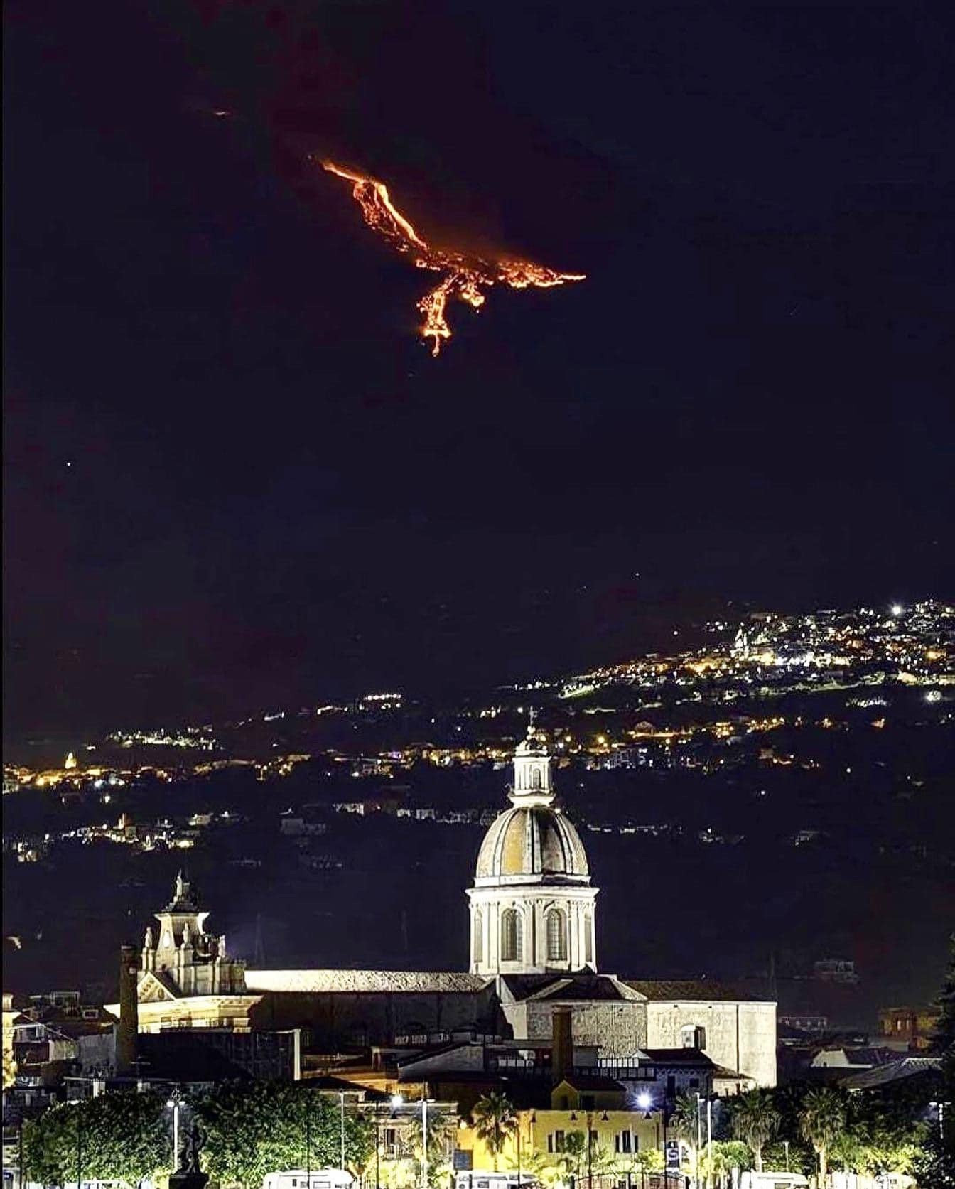 Dung nham từ vụ phun trào núi lửa Etna tại Ý giống như hình ảnh một con chim phượng hoàng bay lượn trên bầu trời.