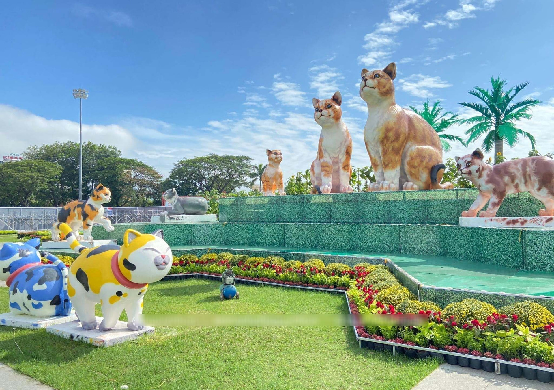 Muôn sắc thái hài hước của dàn linh vật mèo Tết Quý Mão khắp Việt Nam - 10