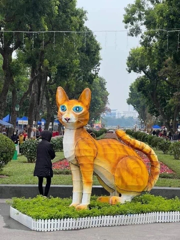 Muôn sắc thái hài hước của dàn linh vật mèo Tết Quý Mão khắp Việt Nam - 7