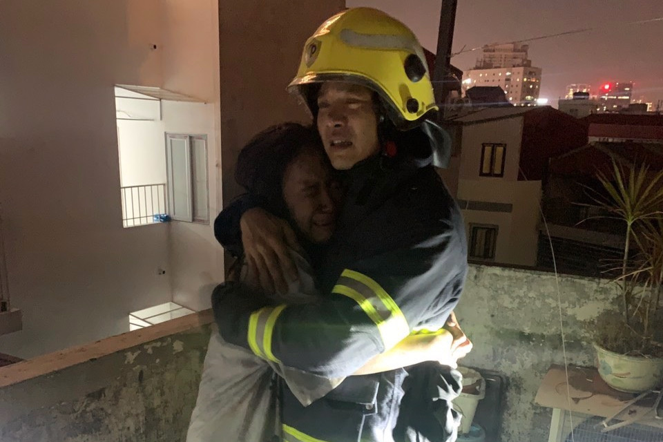 Cuộc hội ngộ xúc động giữa cô gái trẻ và người lính cứu hỏa đã cứu mình - 4