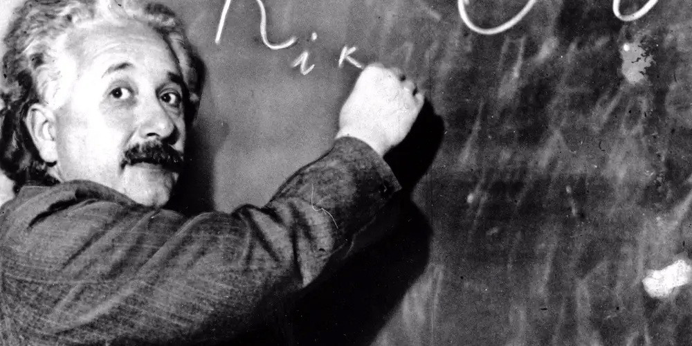 Albert Einstein: Từ cậu bé chậm nói trở thành thiên tài vật lý - 1