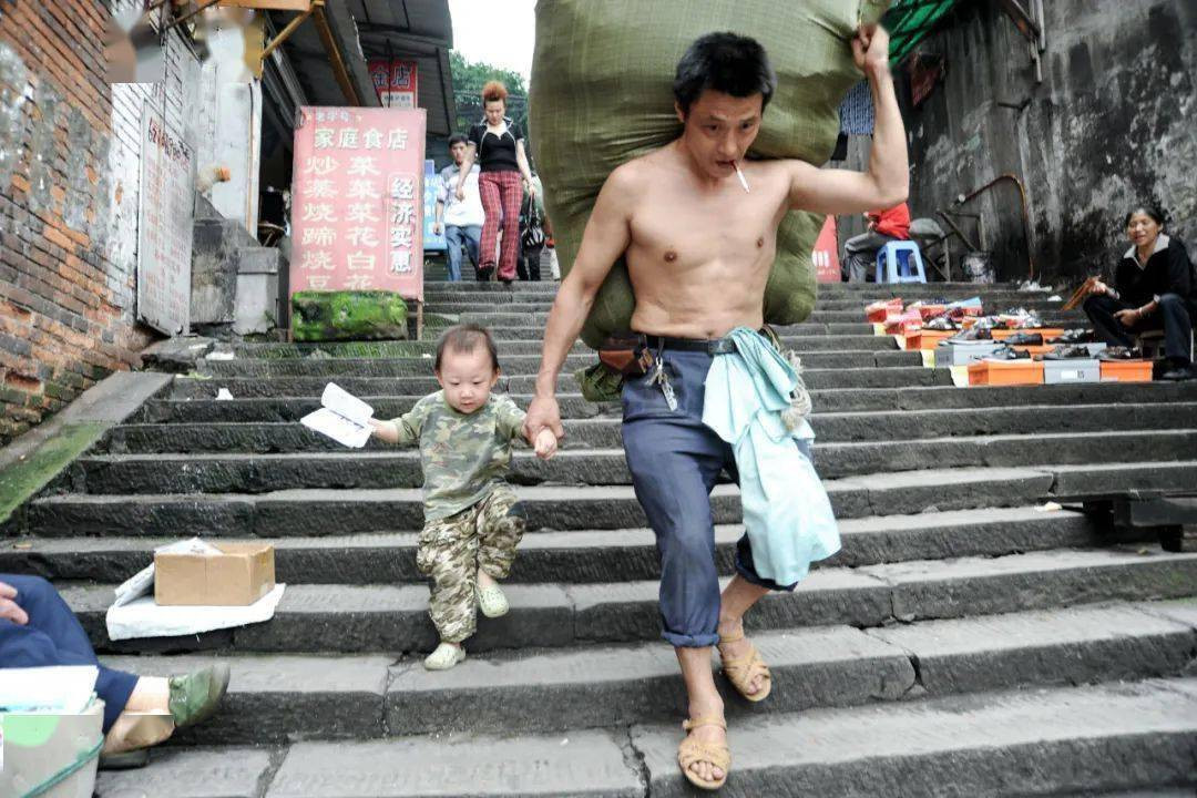 Cuộc sống hiện tại của hai cha con từng khiến cả Trung Quốc xúc động bởi bức ảnh nổi tiếng 13 năm trước: Chúng tôi chỉ là người tầm thường! - Ảnh 1.