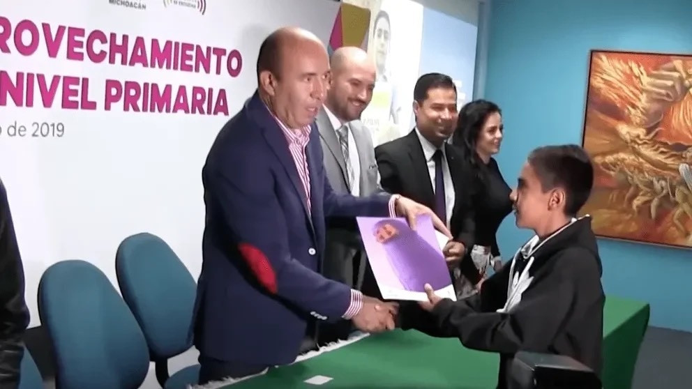 Cậu bé lang thang chăm học được Bộ trưởng Giáo dục Mexico trao học bổng - 2
