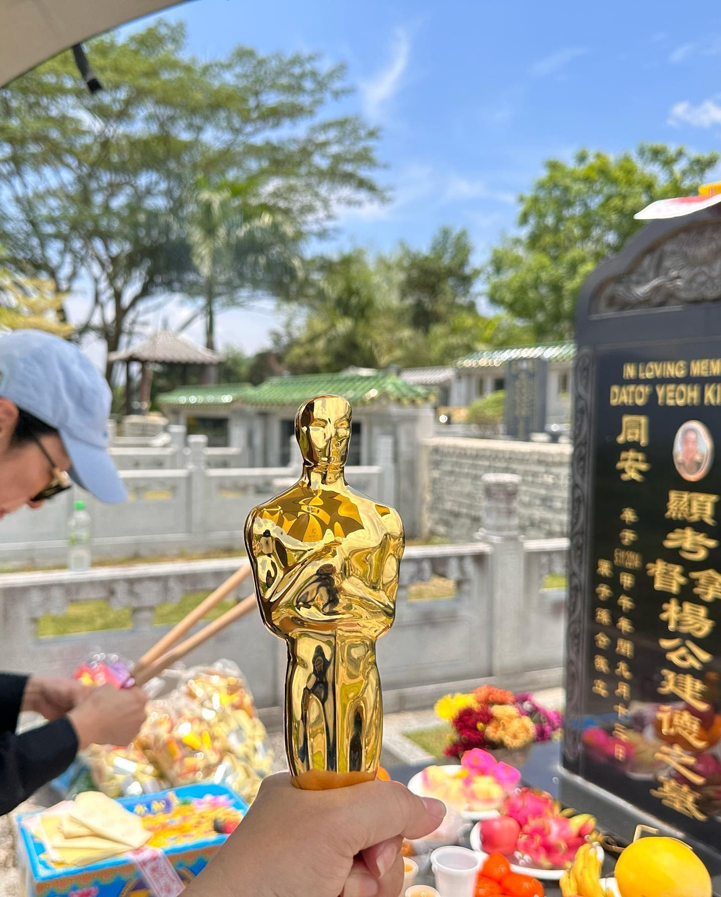Dương Tử Quỳnh mang tượng vàng Oscar tới thăm mộ cha - 1