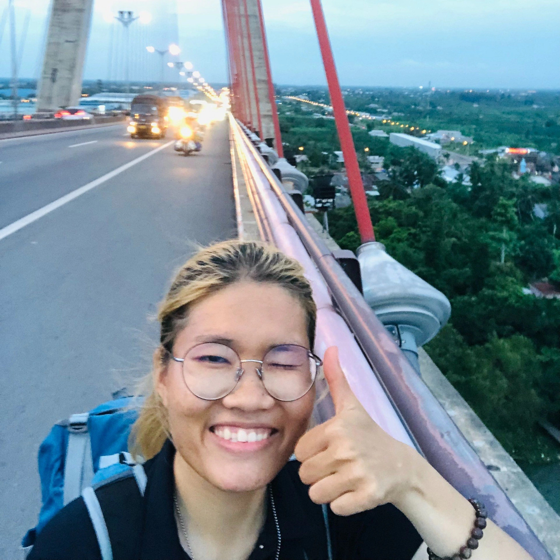 Cô gái đi bộ xuyên Việt không dùng đến tiền bị mọi người chỉ trích - 1