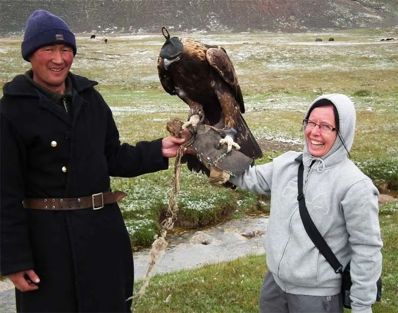 Phong tục săn bắt bằng chim ưng của dân du mục: Quá trình huấn luyện chim "tàn nhẫn" đến mức nào? - Ảnh 8.