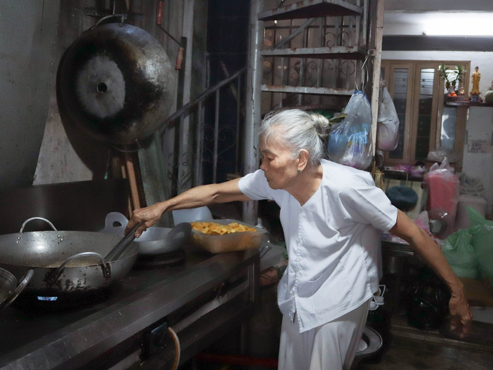 Tiệm cơm 0 đồng giữa lòng Sài Gòn của hai ông bà ngoài 70 - Ảnh 2.