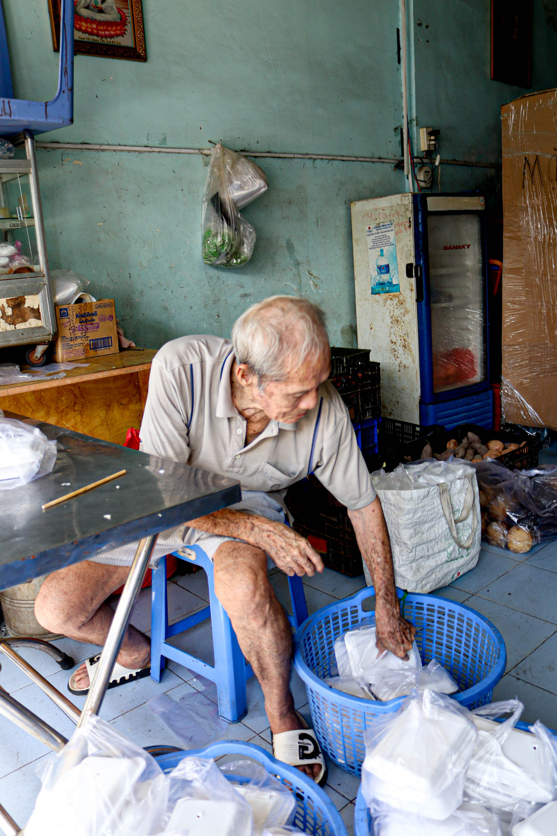 Tiệm cơm 0 đồng giữa lòng Sài Gòn của hai ông bà ngoài 70 - Ảnh 3.