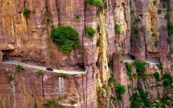 Bí ẩn ngôi làng cổ Trung Quốc nằm giữa trời, người dân tự tay đục núi làm đường đi lại, bất ngờ giúp cả làng phát tài - Ảnh 1.