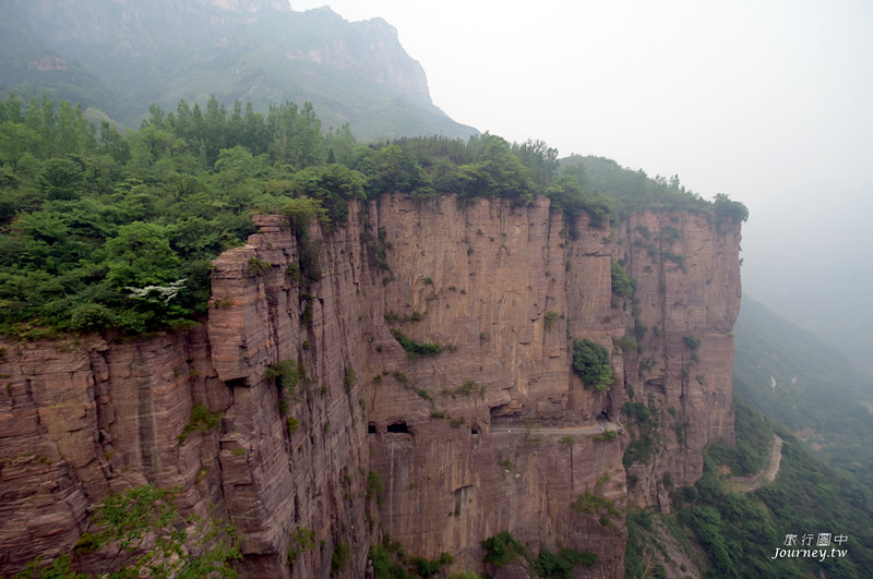 Bí ẩn ngôi làng cổ Trung Quốc nằm giữa trời, người dân tự tay đục núi làm đường đi lại, bất ngờ giúp cả làng phát tài - Ảnh 6.