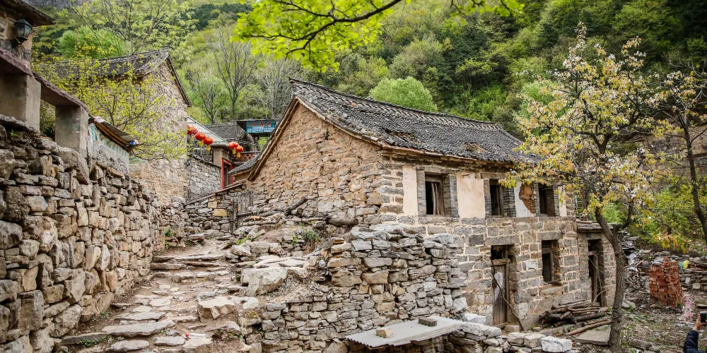 Bí ẩn ngôi làng cổ Trung Quốc nằm giữa trời, người dân tự tay đục núi làm đường đi lại, bất ngờ giúp cả làng phát tài - Ảnh 13.