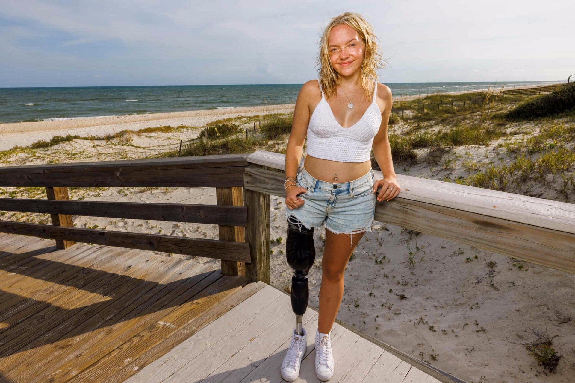Mỹ: Nghị lực của cô gái 18 tuổi chiến đấu với cá mập để giành giật sự sống - 1
