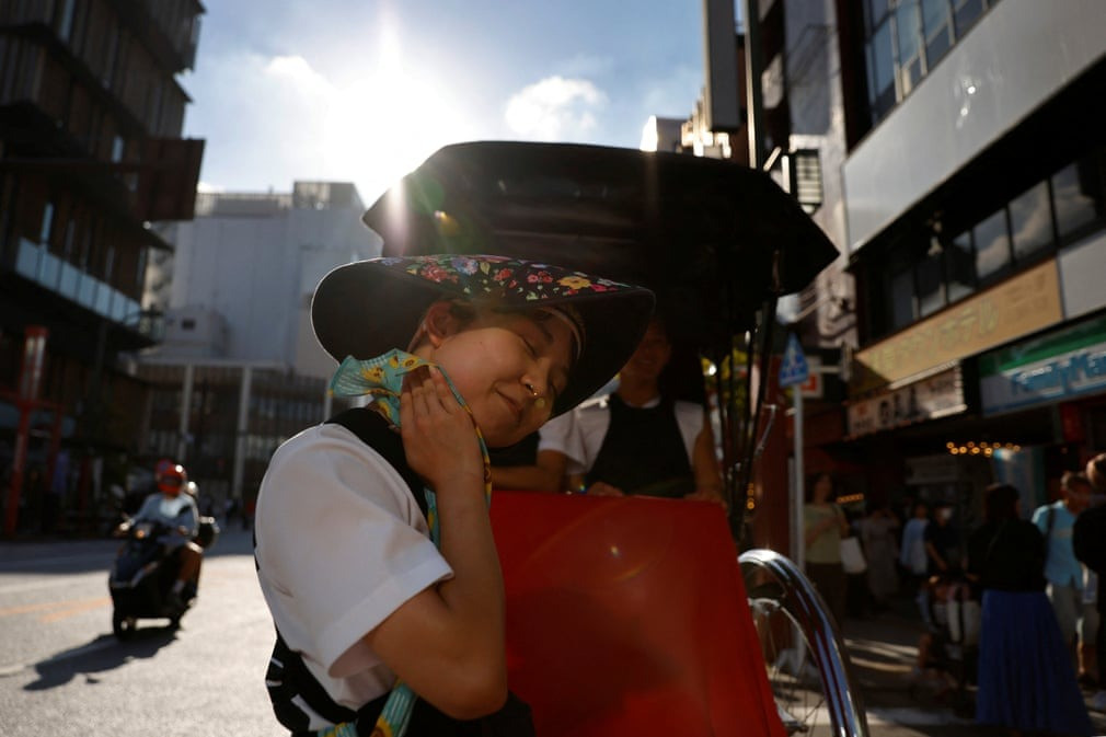Chùm ảnh những cô gái Nhật Bản làm nghề phu kéo xe: Thân hình nhỏ bé kéo cỗ xe nặng hơn 2 tạ chở khách - Ảnh 3.