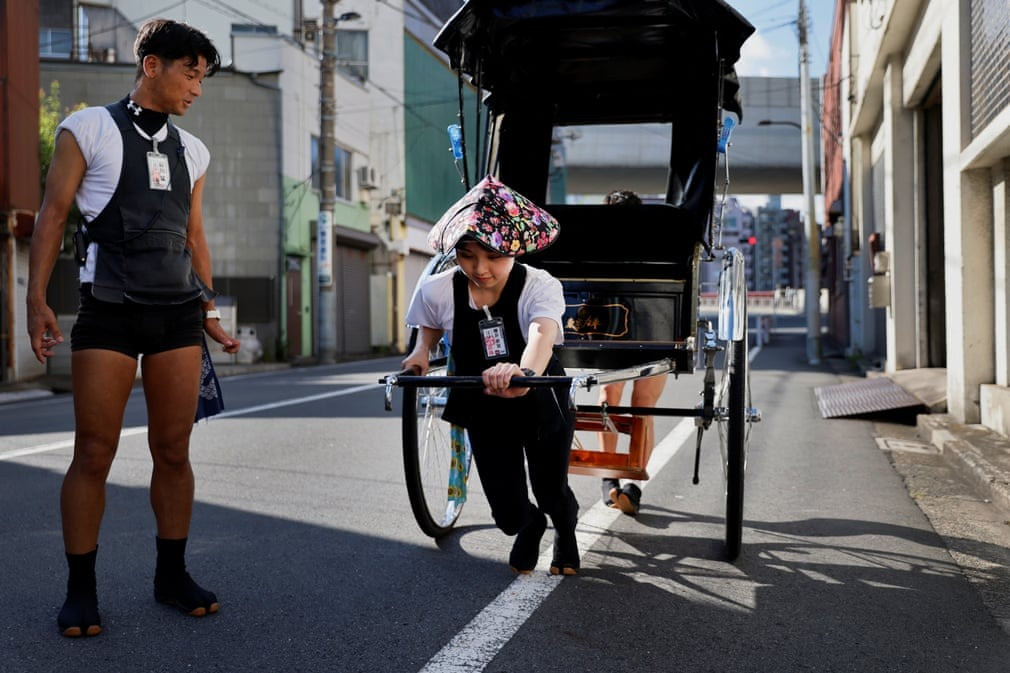 Chùm ảnh những cô gái Nhật Bản làm nghề phu kéo xe: Thân hình nhỏ bé kéo cỗ xe nặng hơn 2 tạ chở khách - Ảnh 1.