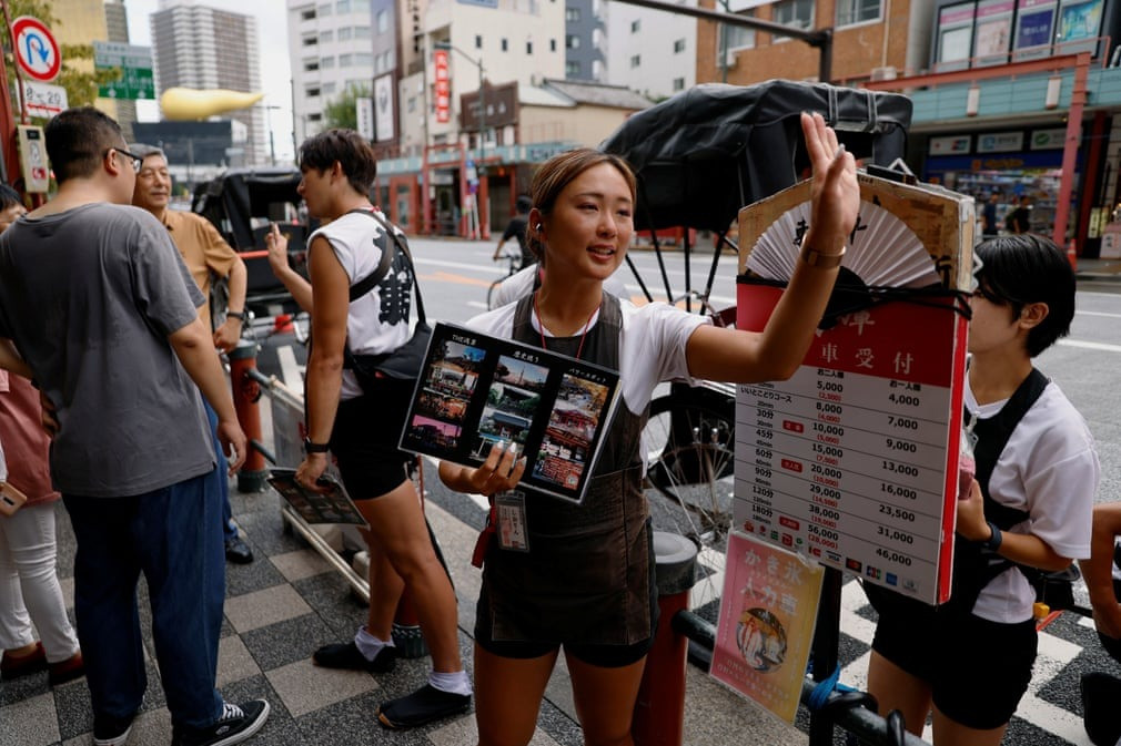 Chùm ảnh những cô gái Nhật Bản làm nghề phu kéo xe: Thân hình nhỏ bé kéo cỗ xe nặng hơn 2 tạ chở khách - Ảnh 8.