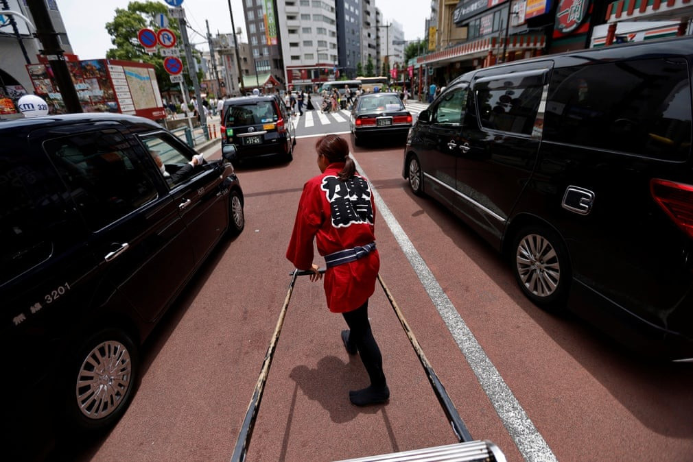 Chùm ảnh những cô gái Nhật Bản làm nghề phu kéo xe: Thân hình nhỏ bé kéo cỗ xe nặng hơn 2 tạ chở khách - Ảnh 13.