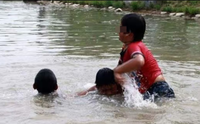 Hai đứa trẻ cùng rơi xuống nước, lựa chọn của ông bố thổi bùng tranh cãi về vấn đề đạo đức - Ảnh 2.