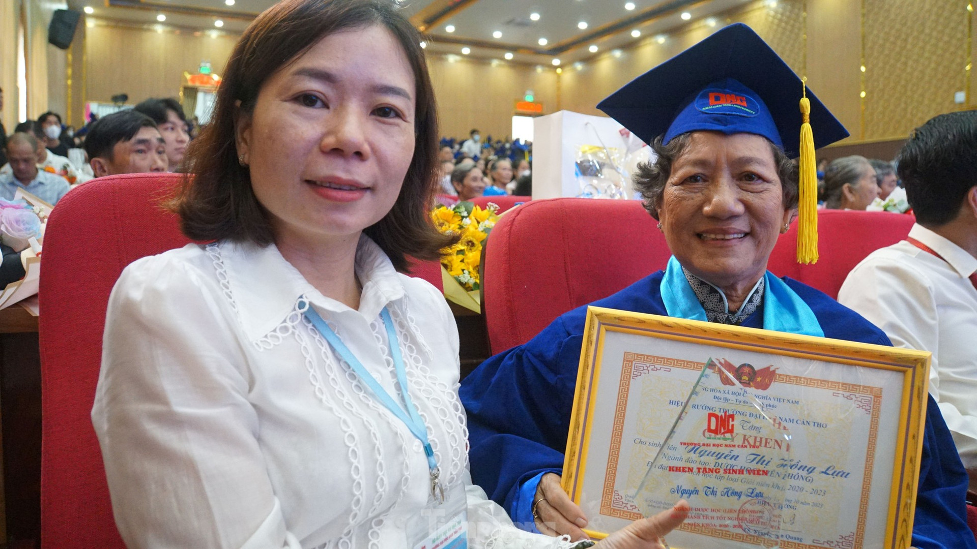 Cụ bà 75 tuổi nhận bằng tốt nghiệp đại học ngành Dược - Ảnh 4.