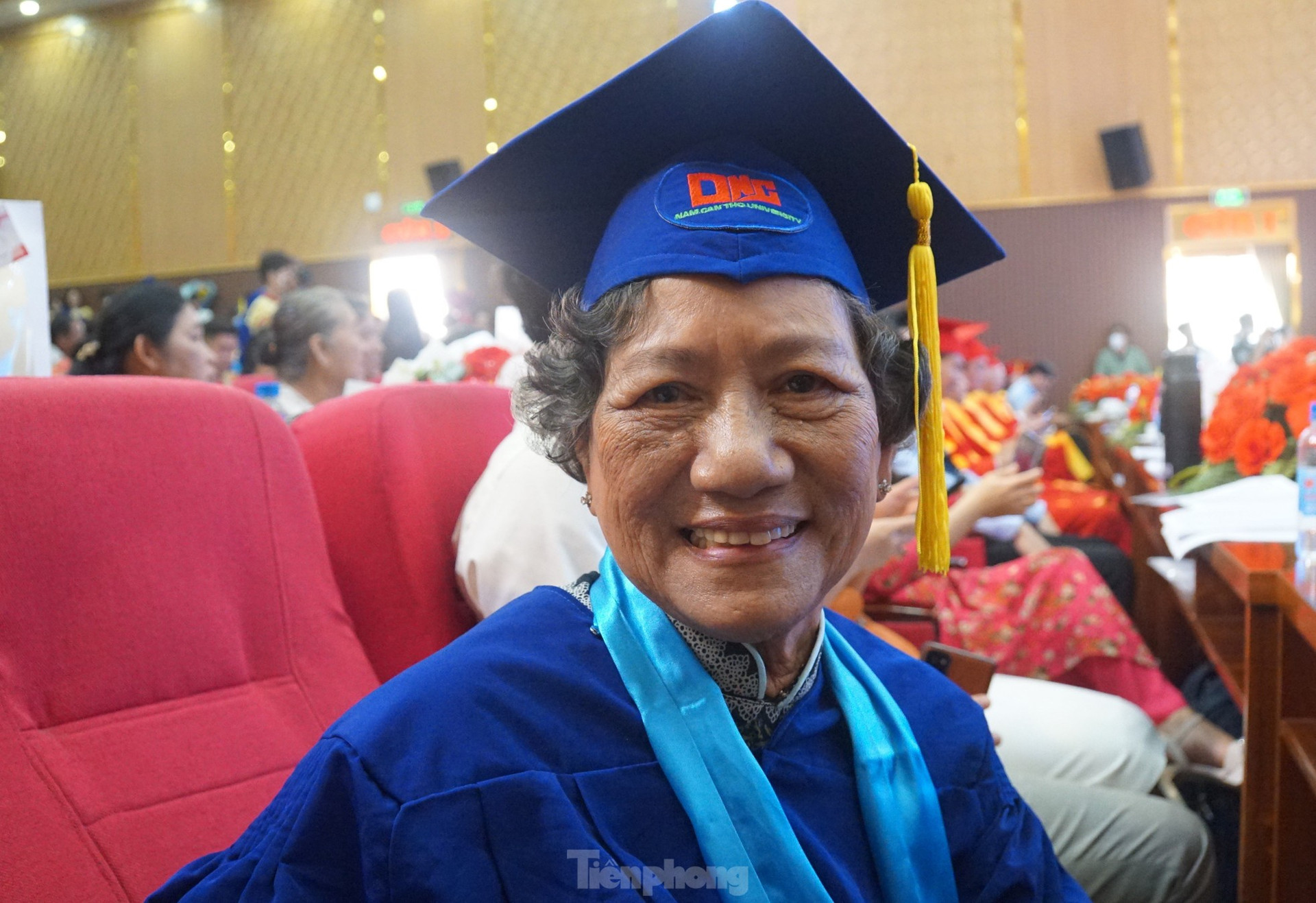 Cụ bà 75 tuổi nhận bằng tốt nghiệp đại học ngành Dược - Ảnh 2.