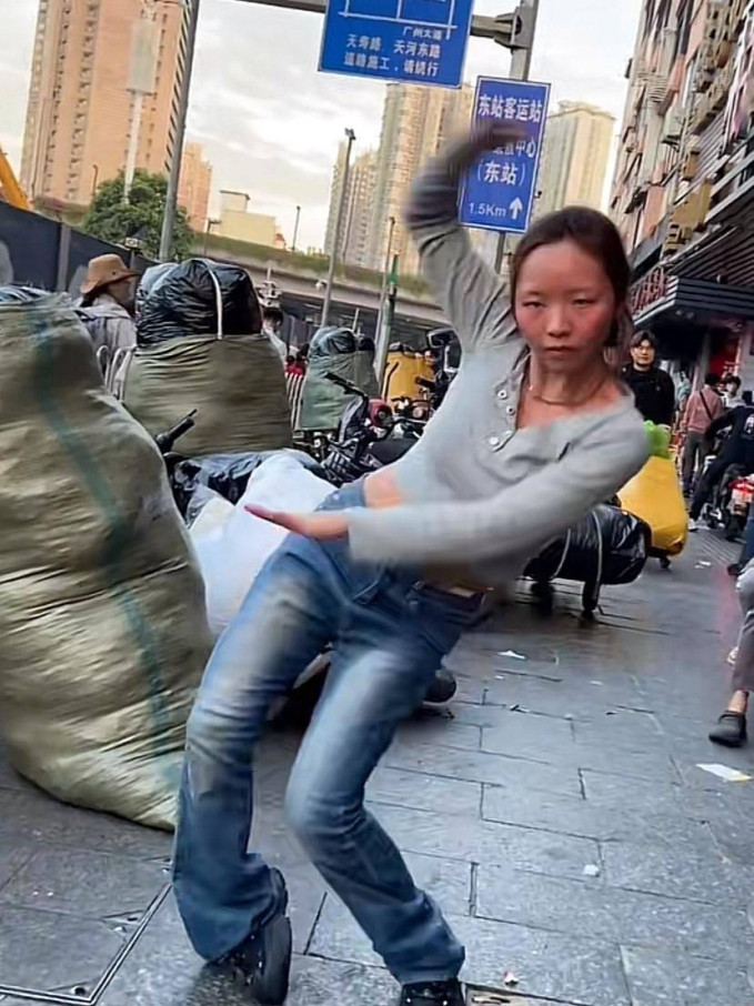 "Hiện tượng lạ" ở Quảng Đông (Trung Quốc): Người trẻ nhảy nhót trên phố, "ăn dầm nằm dề" dưới đường hầm để livestream theo đuổi giấc mơ nổi tiếng - Ảnh 3.