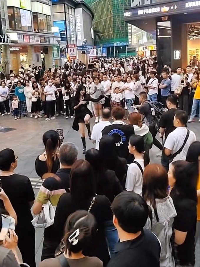 "Hiện tượng lạ" ở Quảng Đông (Trung Quốc): Người trẻ nhảy nhót trên phố, "ăn dầm nằm dề" dưới đường hầm để livestream theo đuổi giấc mơ nổi tiếng - Ảnh 4.