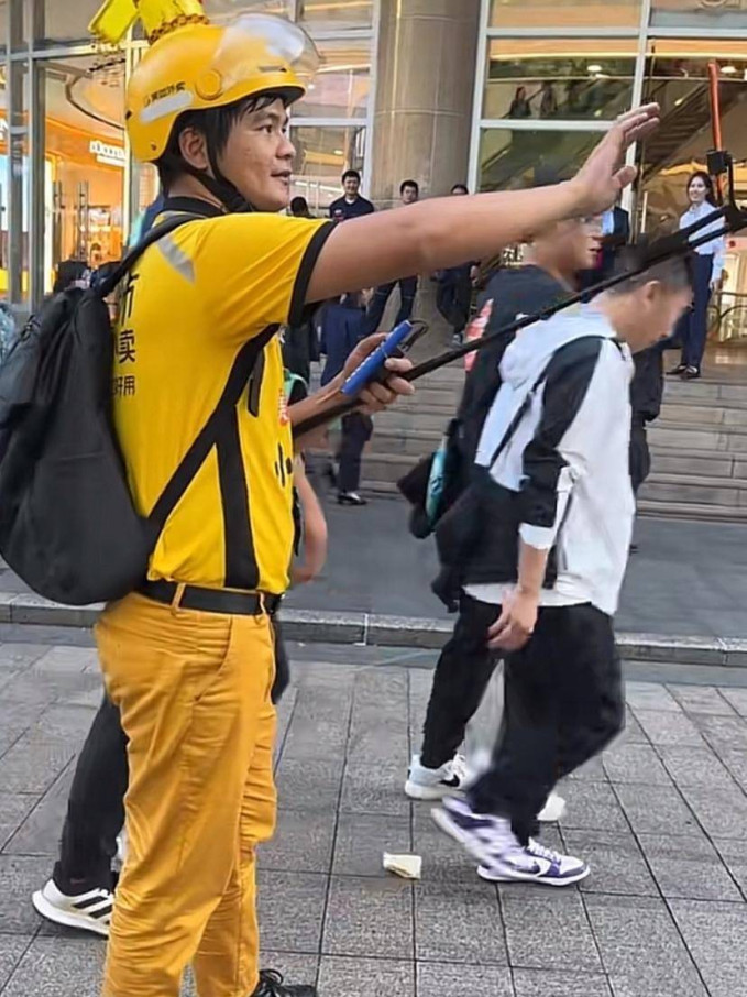 "Hiện tượng lạ" ở Quảng Đông (Trung Quốc): Người trẻ nhảy nhót trên phố, "ăn dầm nằm dề" dưới đường hầm để livestream theo đuổi giấc mơ nổi tiếng - Ảnh 1.