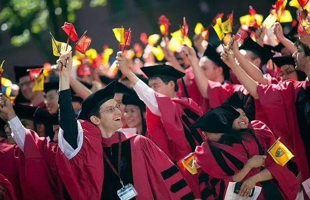 18 câu nói kinh điển của Đại học Harvard: Hôm nay đi bộ thì mai bạn sẽ phải chạy, ngay cả bây giờ đối thủ của bạn vẫn đang lật trang sách! - Ảnh 3.