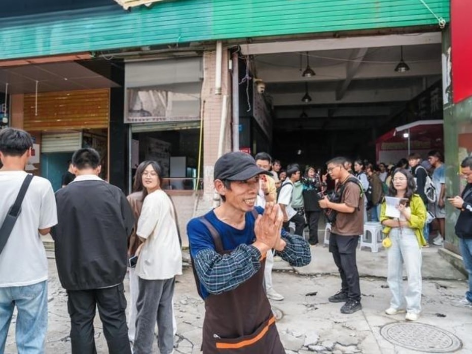 Sinh viên xếp hàng dài hơn 100m trước tiệm bánh, lý do gây xúc động - 2