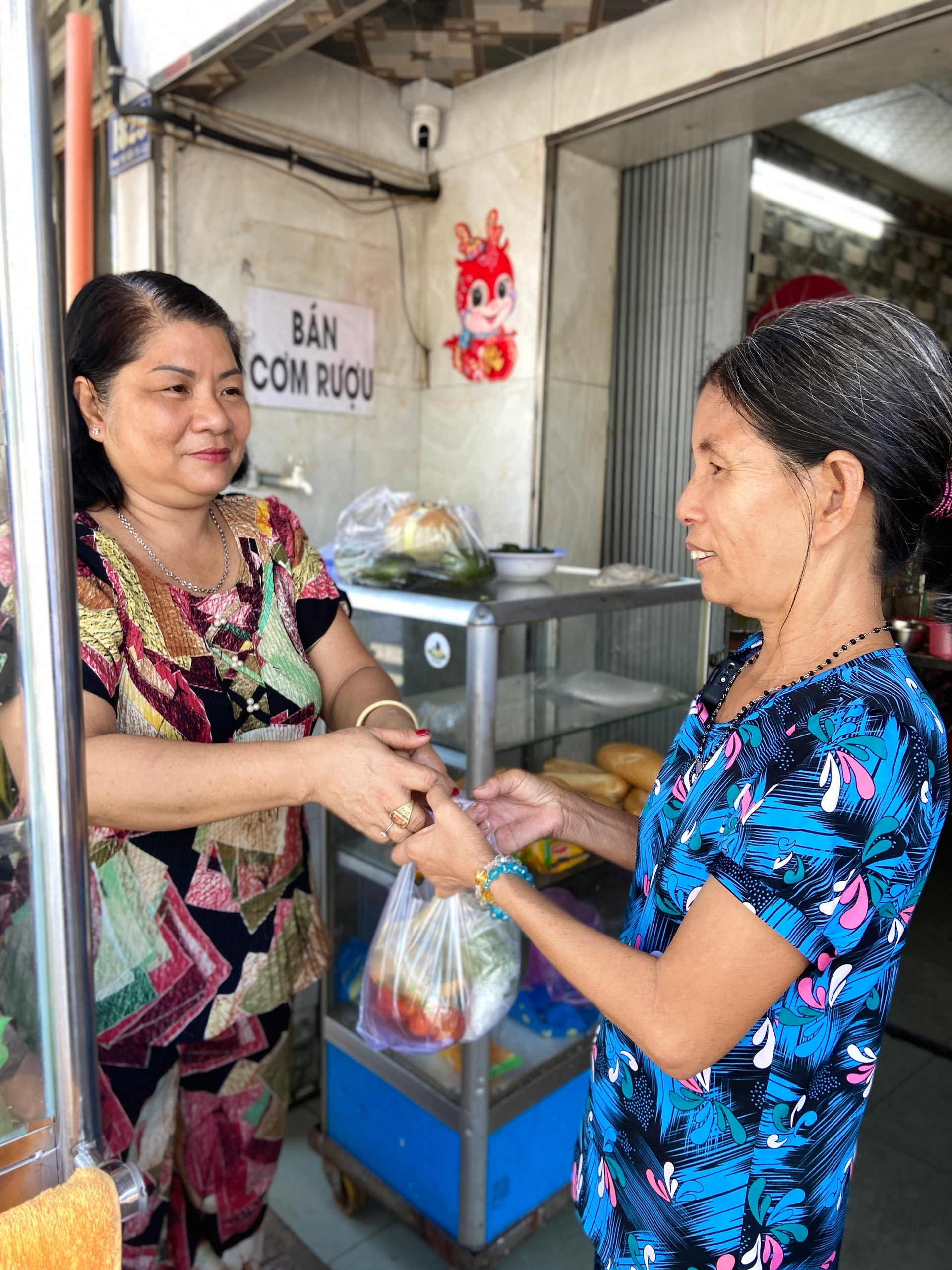 Thấy Hà Nội có phở treo, bà chủ ở Sài Gòn cũng treo bún ở quán, dân tình vỗ tay: Ai cũng 