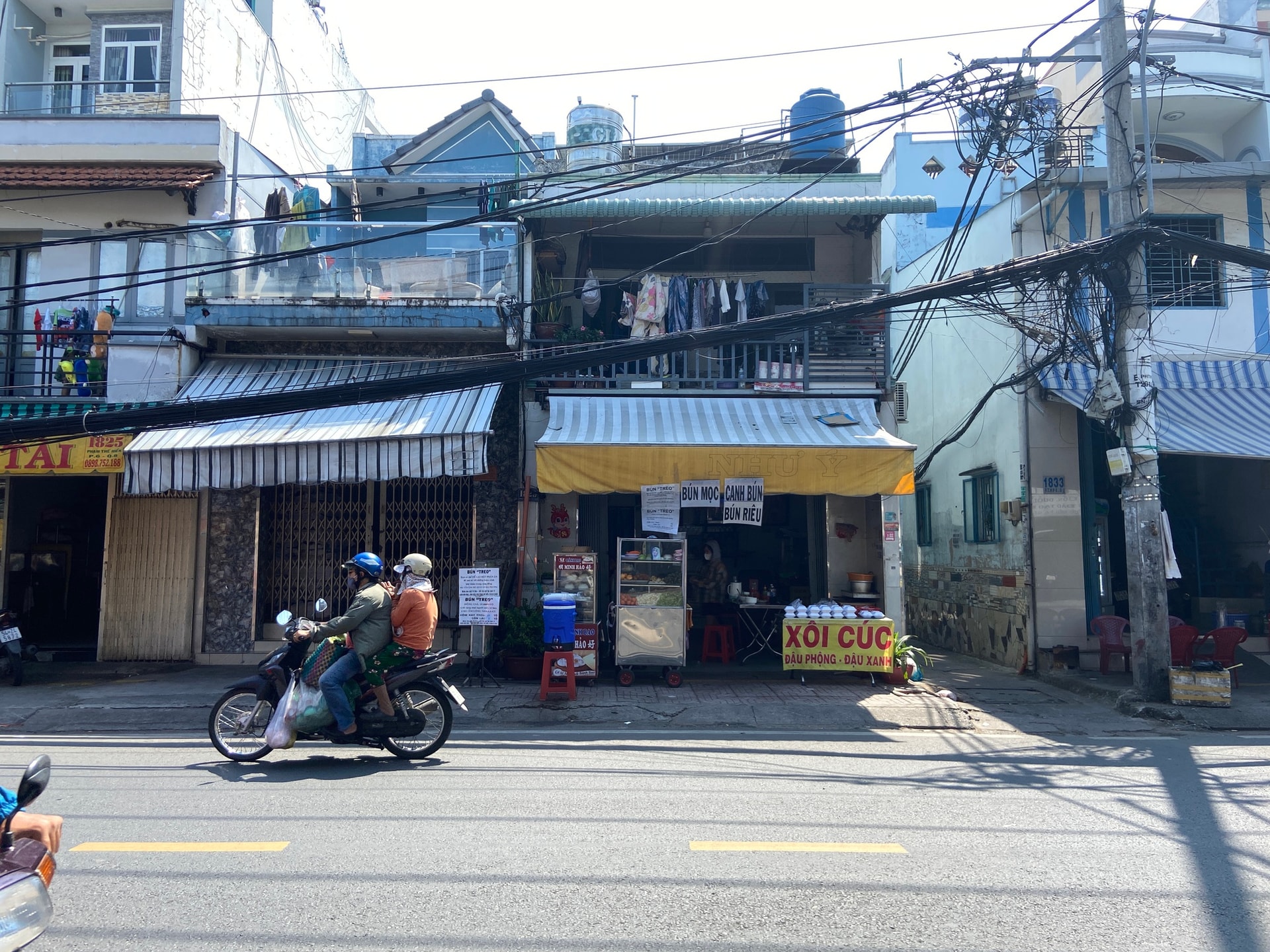 Thấy Hà Nội có phở treo, bà chủ ở Sài Gòn cũng treo bún ở quán, dân tình vỗ tay: Ai cũng 