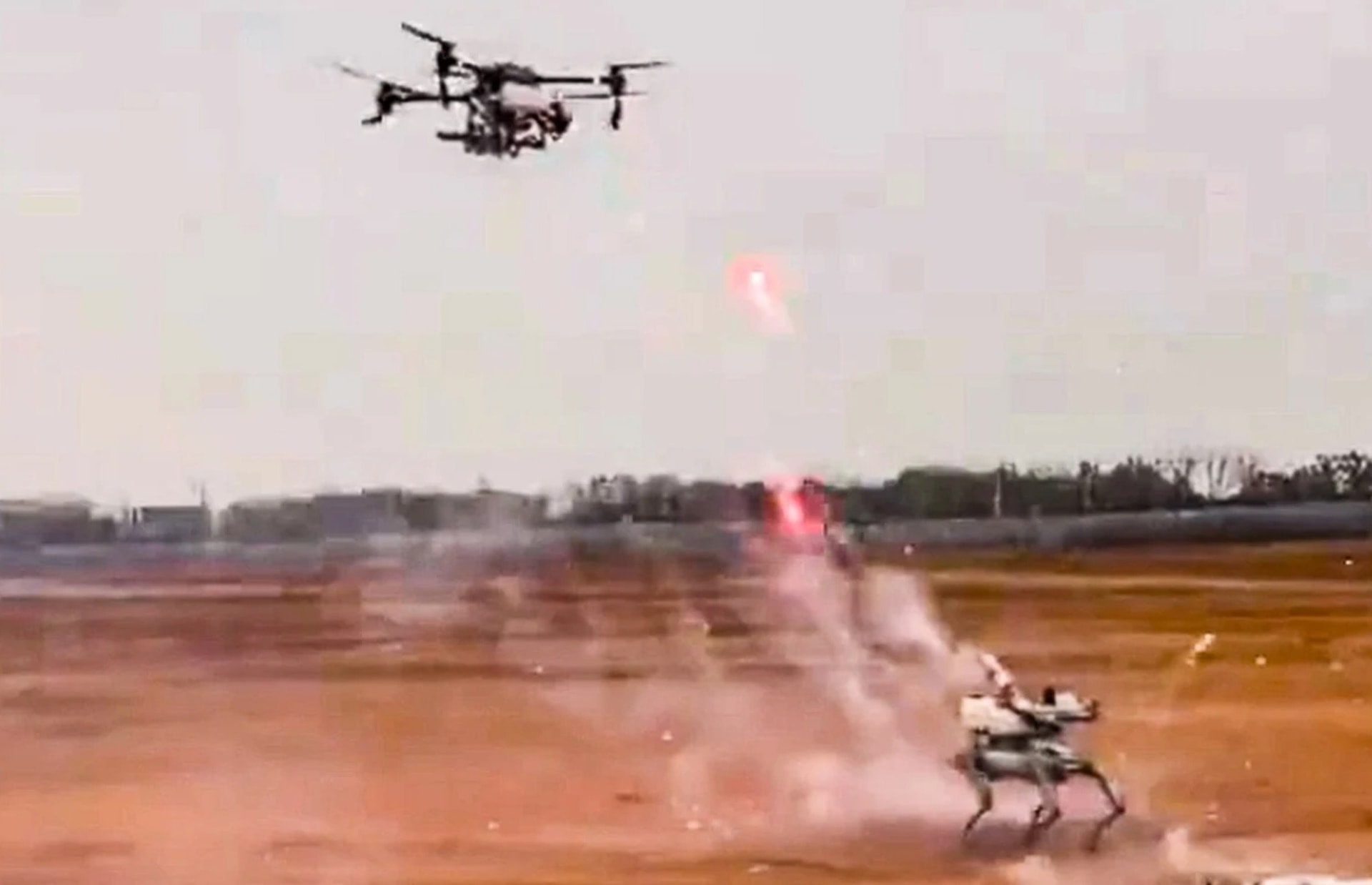 video-drone-va-robot-cho-ban-nhau-bang-phao-hoa-khoi-day-cuoc-thao-luan-ve-tuong-lai-chien-tranh-khong-nguoi-lai.jpg