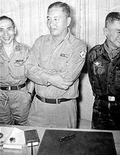 phut-cuoi-cua-tong-thong-72-gio-duong-van-minh-1051-1556555658-width389height500.jpg