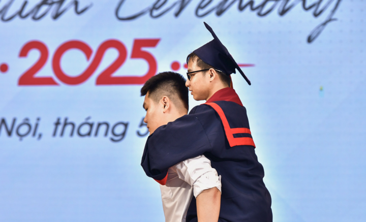 Đôi bạn thân tái hiện hình ảnh '10 năm cõng bạn' tại lễ tốt nghiệp gây xúc động- Ảnh 1.