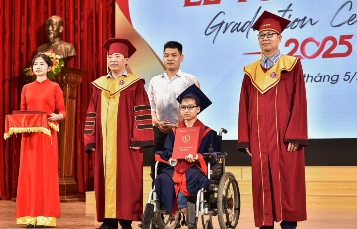 Đôi bạn thân tái hiện hình ảnh '10 năm cõng bạn' tại lễ tốt nghiệp gây xúc động- Ảnh 2.
