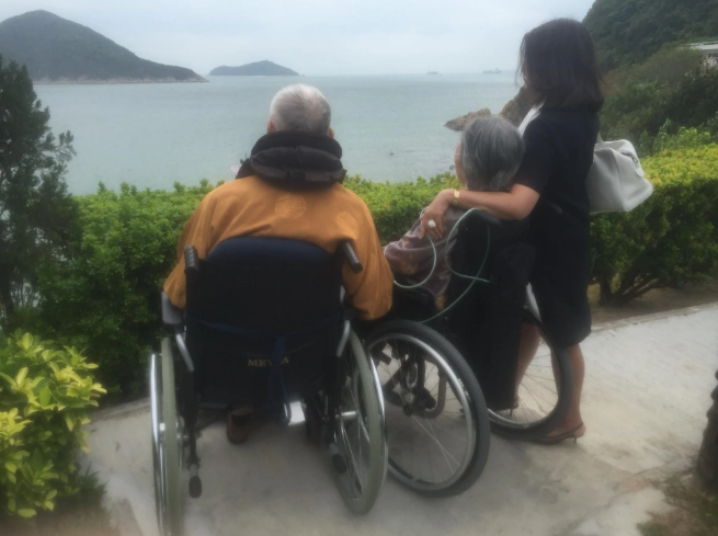 Bật khóc trước hồi ký của cô gái viết về người mẹ qua đời vì bệnh Alzheimer: 