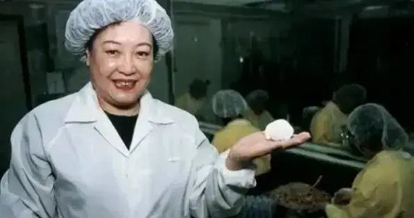 Năm 1977, 1 người phụ nữ tay trắng bị phụ bạc, 20 năm sau, bà khiến chồng cũ 