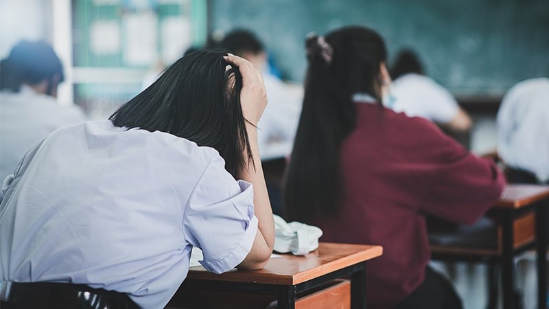 Bỗng một ngày con cái không còn muốn lớn nữa, cha mẹ bàng hoàng nhận ra mình đã vô tình khiến con tụt lùi vì lý do tưởng tốt đẹp: 