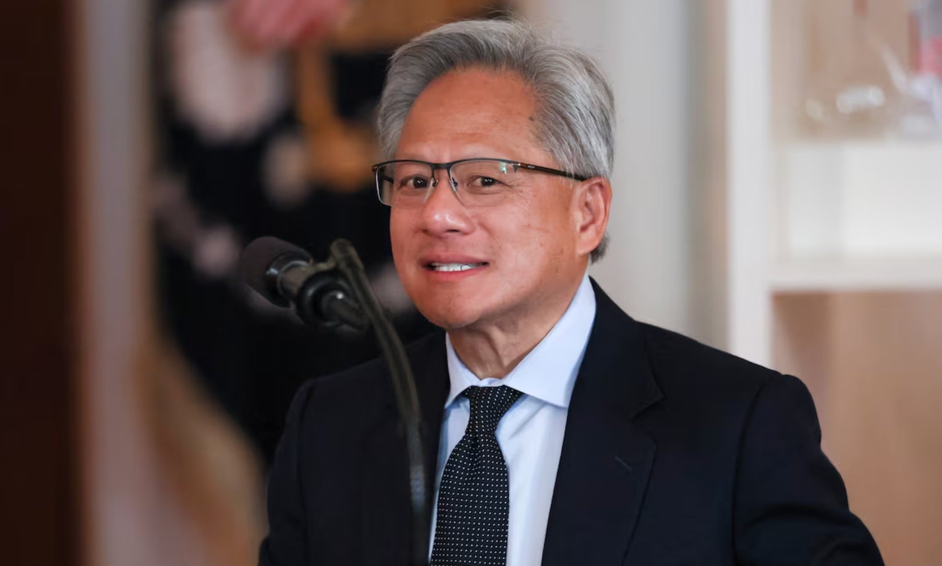 luong-thuong-cua-ceo-jensen-huang-tang-vot-nvidia-ban-hang-tram-nghin-chip-ai-o-a-rap-saudi.jpg