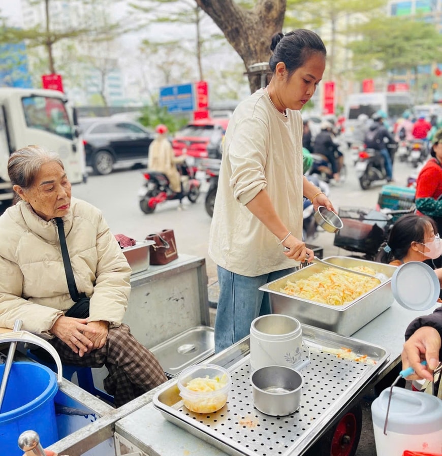 Người hướng nội đi làm từ thiện: Danh tính vị mạnh thường quân đi dép xanh đỏ hớt hải bỏ chạy sau khi trao quà gây bất ngờ- Ảnh 3.