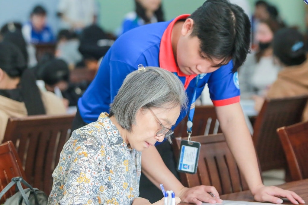 Người phụ nữ trở thành sinh viên năm nhất ở tuổi 62 với lý do bất ngờ - 2