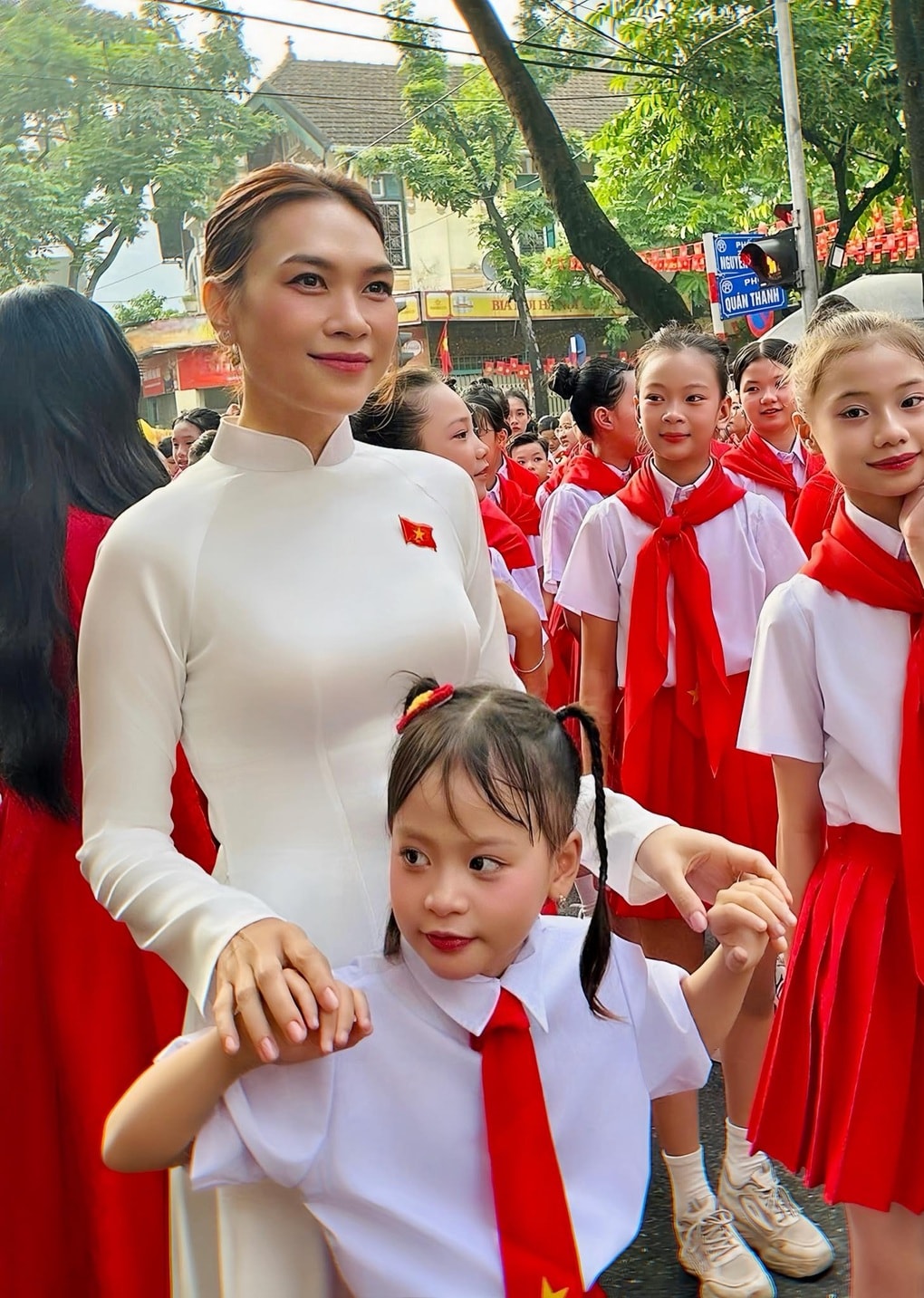 Khoảnh khắc Mỹ Tâm đặt tay lên ngực áo, hát về Tổ quốc ở đại lễ 2/9 gây sốt - 2