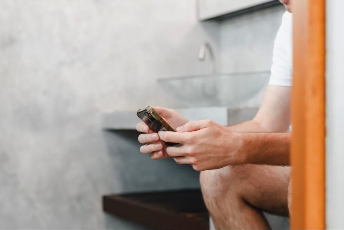 ‘Cắm trại toilet’ - trào lưu mới của giới trẻ: ‘Khi cuộc sống quá tải, tôi vào đó để nạp năng lượng!’- Ảnh 1.