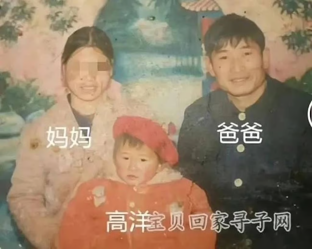 Cậu bé 3 tuổi biến mất ở nhà ga, người cha đi bộ 1.700km tìm con đến chết: 30 năm sau, phép màu xảy ra vào đúng ngày sinh nhật- Ảnh 1.